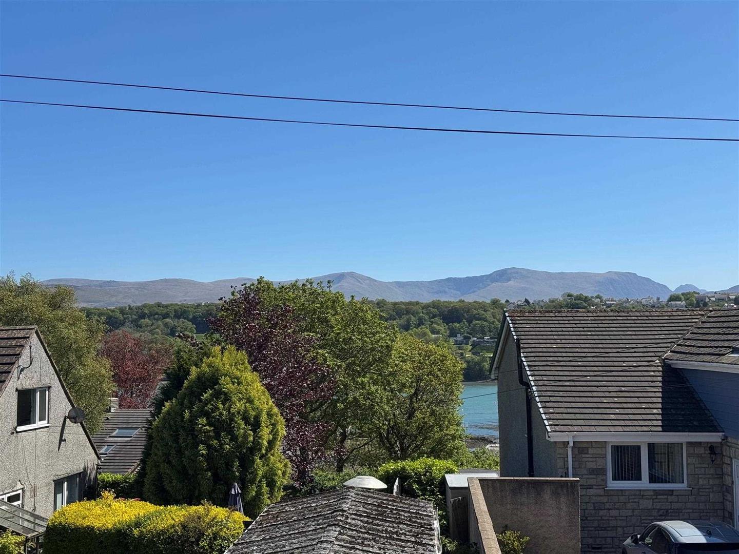 Bron Fedw, Menai Bridge